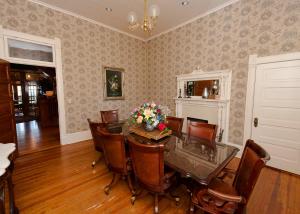 una sala da pranzo con tavolo, sedie e fiori di Captain Henderson House ad Arkadelphia