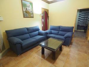 PitresにあるCasa Launaのリビングルーム(青いソファ、コーヒーテーブル付)