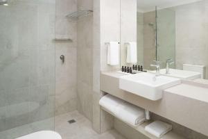 A bathroom at Rydges Darling Square Apartment Hotel