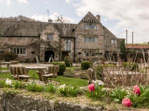 um hotel com um jardim em frente em Steel Works Farm em Ross on Wye