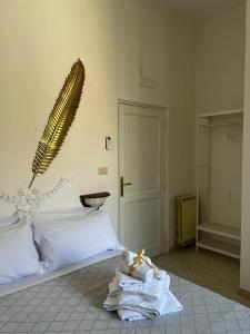 1 dormitorio con 1 cama con toallas en Narì Bed&Breakfast, en Gaeta