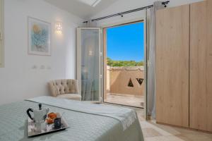 una camera con letto e porta scorrevole in vetro di Appartamento Botanico - SHERDENIA Luxury Apartments a Marinella