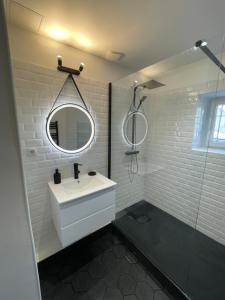 une salle de bain avec un lavabo, un miroir et une douche dans l'établissement Cosycocoon La Bastide, à Draguignan 51 autres photos