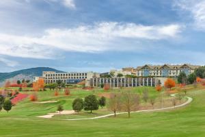 un gran edificio en medio de un campo verde en Hotel Castillo de Gorraiz&Spa, en Gorraiz