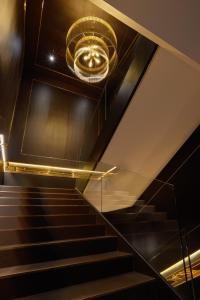un escalier avec un lustre et un plafond dans l'établissement Hotel Castillo de Gorraiz&Spa, à Gorraiz
