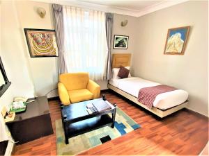 Shaligram Hotel & Spa客房内的一张或多张床位