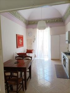 un soggiorno con un tavolo e una cucina di Da Zio Lello a Martina Franca