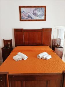 un letto con due asciugamani arrotolati sopra di Da Zio Lello a Martina Franca