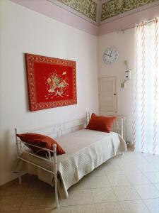 una camera da letto con un letto e un orologio sul muro di Da Zio Lello a Martina Franca Altre 7 foto
