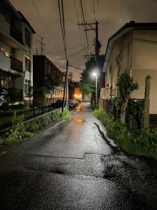 una calle vacía por la noche con un semáforo en Arura Sapporo en Sapporo
