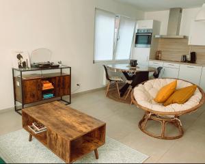 een woonkamer met een bank en een tafel bij Vintage dream in Heide