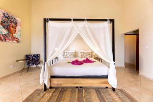Cama o camas de una habitación en Coral Estate Rentals