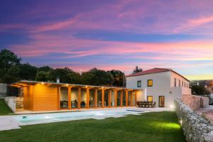 una casa con vistas al patio en Portugal Active Atlantic Lodge -SEA VIEW -Premium, en Afife