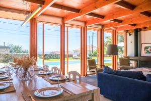 comedor con mesa y ventana grande en Portugal Active Atlantic Lodge -SEA VIEW -Premium, en Afife