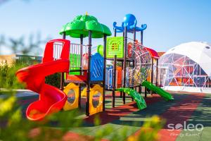 Plac zabaw dla dzieci w obiekcie SOLEO Family Resort