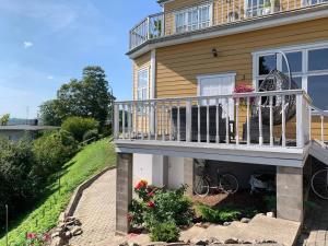 Rõdu või terrass majutusasutuses Apartment With a Lake View and Sauna