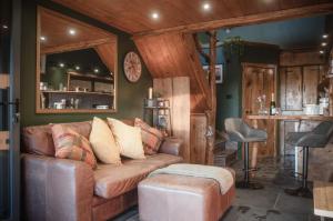 salon z kanapą i stołkiem w obiekcie Tawny Lodge - Luxurious 1 Bedroom - Blossom Farm w mieście Johnston