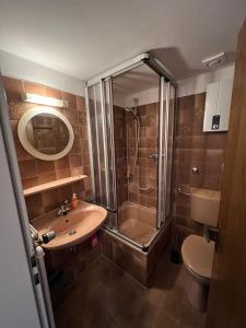 デュッセルドルフにあるMesse Flughafenのバスルーム(シャワー、洗面台、トイレ付)