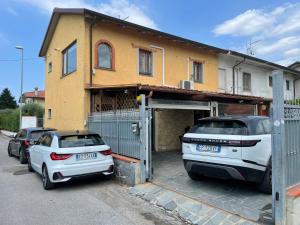 two cars parked in front of a house at Cà del Giò in Massa
