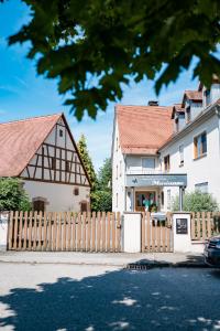 einem Holzzaun vor einem Gebäude in der Unterkunft Appartementanlage Marianne in Merkendorf