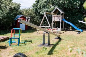 um parque infantil com escorrega e uma casa de brincar em Appartementanlage Marianne em Merkendorf