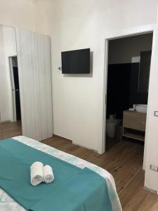 1 dormitorio con 1 cama con 2 toallas en Conchiglia Sul Mare, en Mazara del Vallo