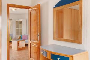 eine Küche mit einer Theke und einem Schrank in einem Zimmer in der Unterkunft Holiday Cottage Santa Lucía 1 in Santa Lucía