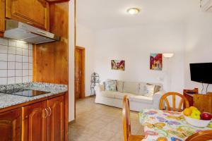 eine Küche und ein Wohnzimmer mit einem Sofa in der Unterkunft Holiday Cottage Santa Lucía 2 in Santa Lucía