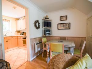 eine Küche und ein Esszimmer mit einem Tisch und Stühlen in der Unterkunft 52 Fernhill Heights in Bridport