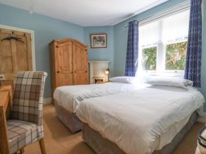 sypialnia z 2 łóżkami i oknem w obiekcie Solton Manor w mieście Dover