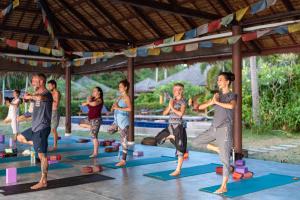Nathon BayにあるSatva Samui Yoga and Wellness Resortのヨガ教室の集団