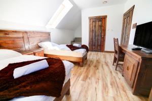 Televízia a/alebo spoločenská miestnosť v ubytovaní Solny - Resort w Bieszczadach
