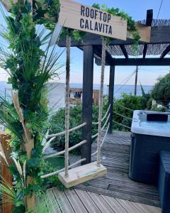 un porche con una señal que lee la raíz de calahira en Hôtel Calavita Rooftop & Spa, en Bastia