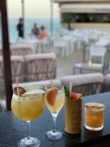 - deux cocktails sur une table avec vue sur l'océan dans l'établissement Hôtel Calavita Rooftop & Spa, à Bastia