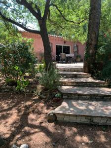 un ensemble de marches en pierre menant à une maison dans l'établissement Bastidon CEZANNE, à Aix-en-Provence