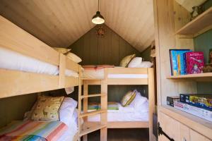 Двухъярусная кровать или двухъярусные кровати в номере Beech Shepherds Hut