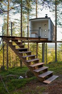 Vrt pred nastanitvijo Swedish Treehouse