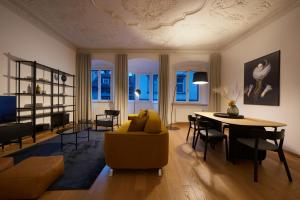 uma sala de estar com um sofá e uma mesa em Argentieri Apartment em Bolzano