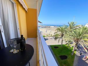 balcón con mesa y vistas a la playa en Edificio Don Diego, en Los Cristianos