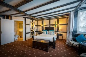 Habitación de hotel con cama y baño en The White Swan Hotel Bar & Restaurant en Henley in Arden