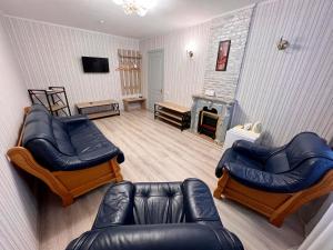 sala de estar con muebles de cuero y chimenea en Hotel Almaz, en Poltava