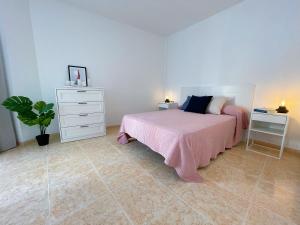 1 dormitorio con 1 cama, vestidor y planta en Edificio Don Diego, en Los Cristianos