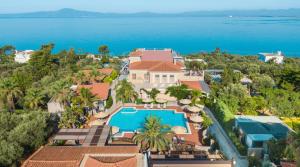 eine Luftansicht eines Hauses mit Pool in der Unterkunft Akti Taygetos - Conference Resort in Kalamata