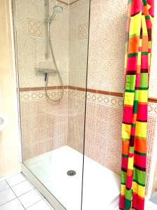 y baño con ducha y puerta de cristal. en DOMAINE LE CLOS, en Jupilles