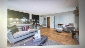 uma sala de estar com um sofá e uma mesa em LUXURY SERVICED APARTMENT***** em Croydon