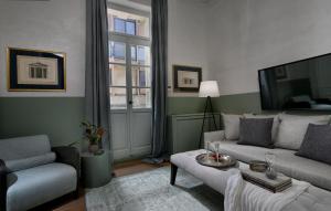 ATHINAIDOS QUARTERS by K&K في أثينا: غرفة معيشة مع أريكة وطاولة