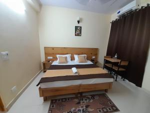 Voodi või voodid majutusasutuse Hotel Krishna Rishikesh toas