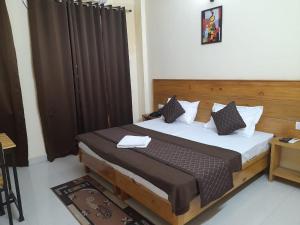 Voodi või voodid majutusasutuse Hotel Krishna Rishikesh toas