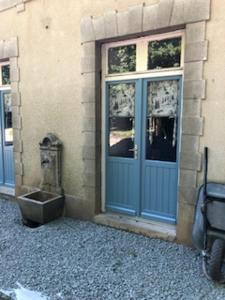 una porta con idrante di fronte a un edificio di Cottage Desmaisons a Saint-Just-le-Martel
