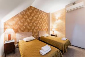 una habitación de hotel con 2 camas en una habitación en Hotel Pod Kasztanami, en Lublin